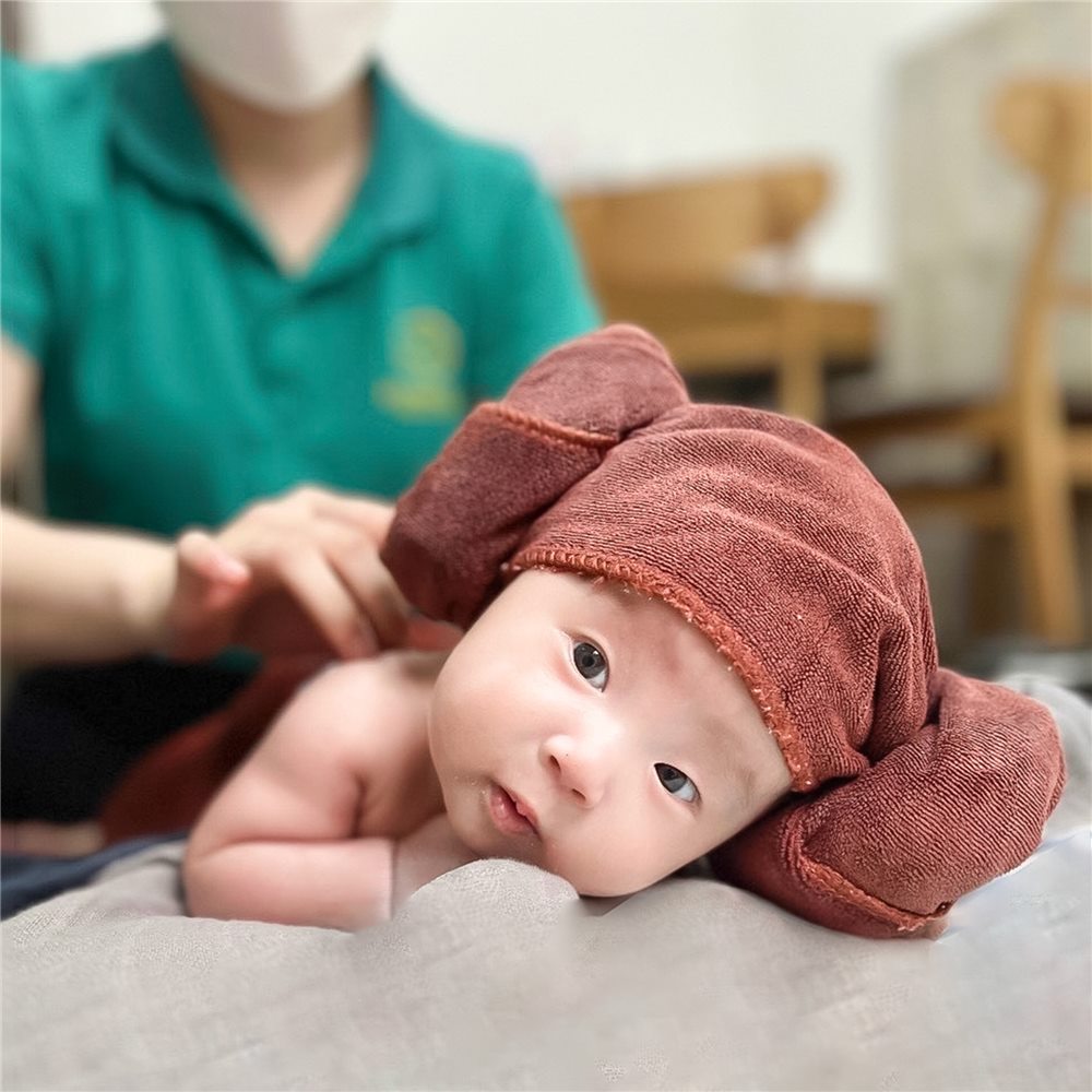 Bé sơ sinh được chuyên viên Home Care chăm sóc