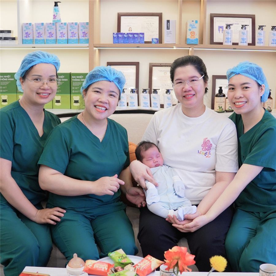 Mẹ và các cô tắm bé Home Care bên bé sơ sinh