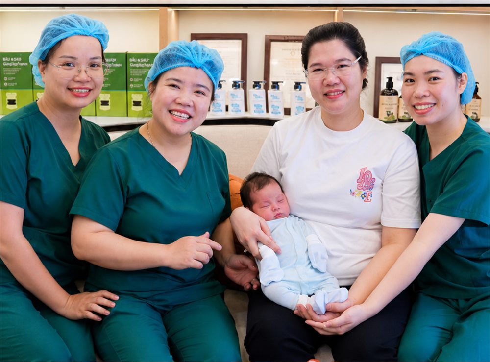 Đội ngũ chuyên viên Home Care cùng mẹ và bé sơ sinh