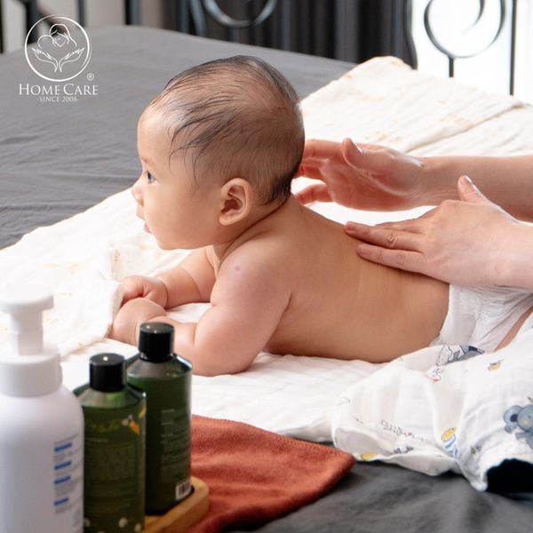 Bé được massage sau khi tắm